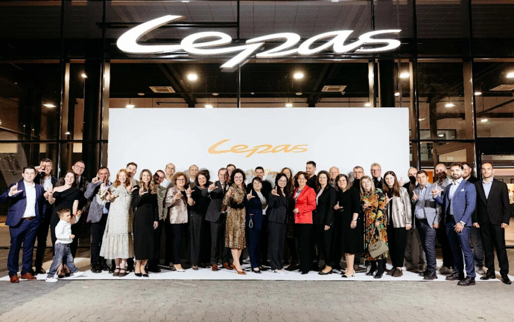 LEPAS sbarca in Romania: lancio ufficiale della LEPAS L8 PHEV in occasione dell’apertura del primo flagship store LEPAS sbarca in Romania: lancio ufficiale della LEPAS L8 PHEV in occasione dell’apertura del primo flagship store