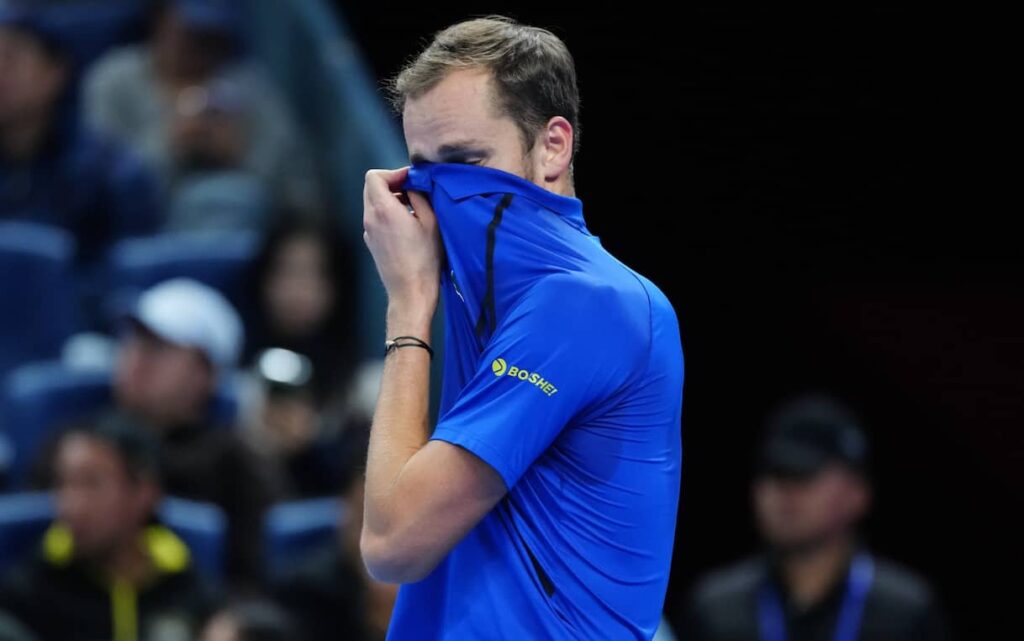 Medvedev squalificato, Djokovic in finale all’Atp Pechino 2026 Medvedev squalificato, Djokovic in finale all'Atp Pechino 2026