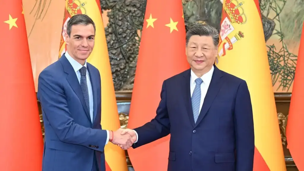 Sánchez è il nuovo Orbán d’Europa Il premier spagnolo Pedro Sánchez incontra Xi Jinping a Pechino durante la sua ultima visita in Cina ad aprile, la quarta in quattro anni