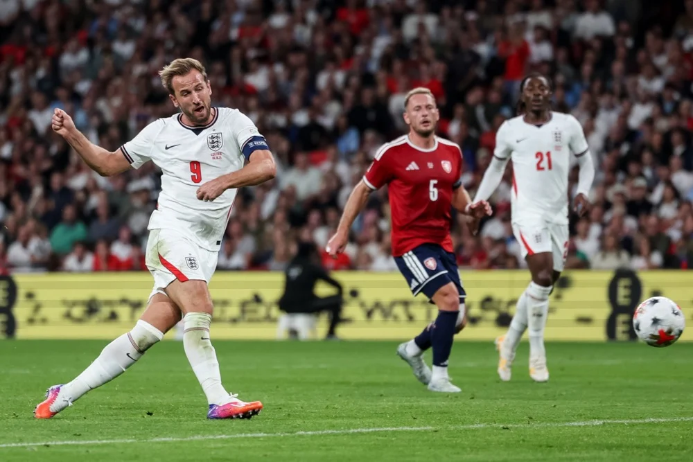 Kane realizza una doppietta e l'Inghilterra raggiunge uno storico traguardo, travolgendo la Repubblica Ceca. Kane khiến hàng thủ Séc trải qua ngày thi đấu ác mộng. Ảnh: EPA.