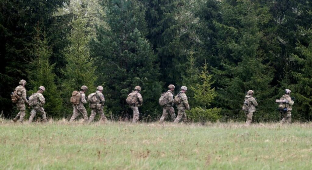 L’Estonia rafforza il confine est, più truppe e armi a lungo raggio: la replica del Cremlino (che fa salire la tensione) L