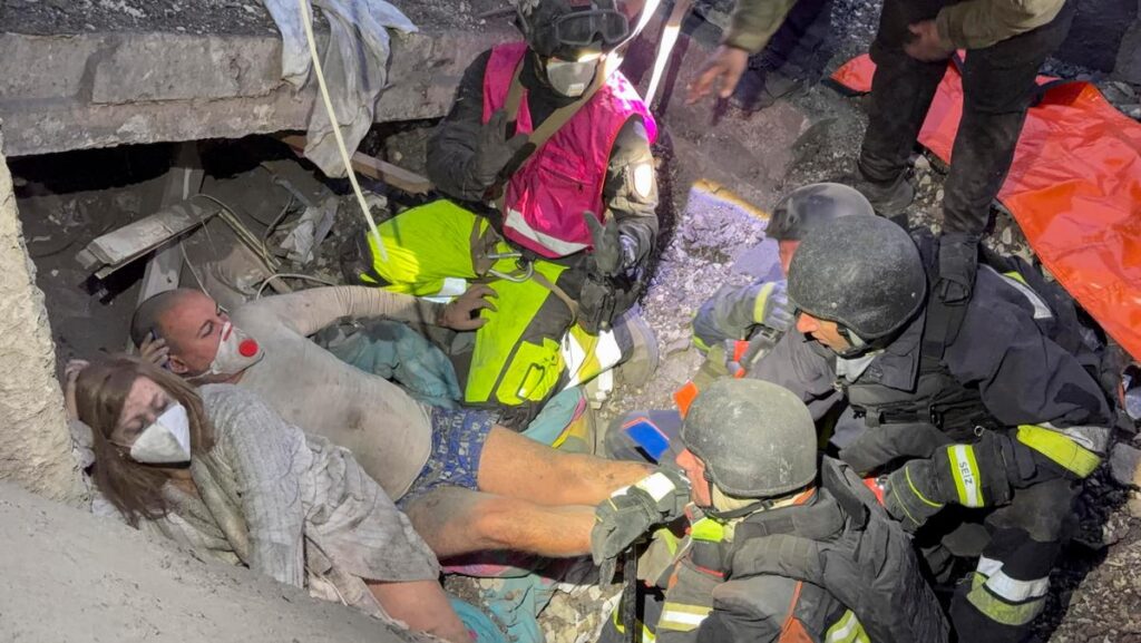 Nuovo attacco russo in Ucraina: 12 morti a Zaporizhzhia. Zelensky: Mosca ringrazia con i raid per lo stop alle sanzioni