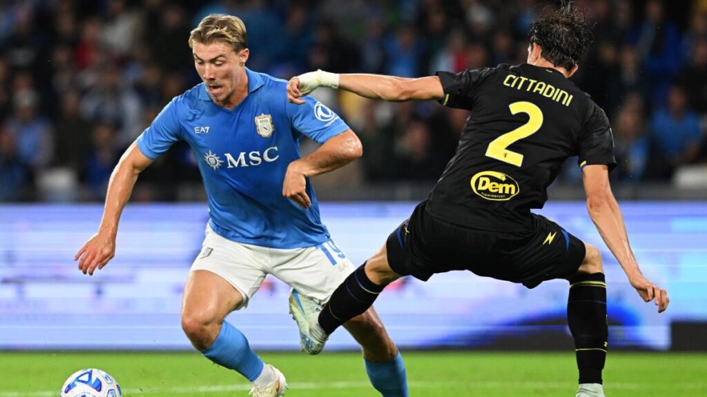 Hojlund rigore sbagliato contro il Frosinone: si ripete e segna De Bruyne