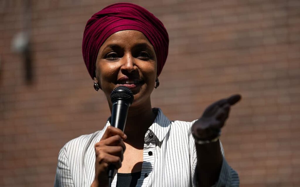 Usa, blitz in casa della deputata dem Ilhan Omar: si indaga sullo status di immigrata Usa, blitz in casa della deputata dem Ilhan Omar: si indaga sullo status di immigrata