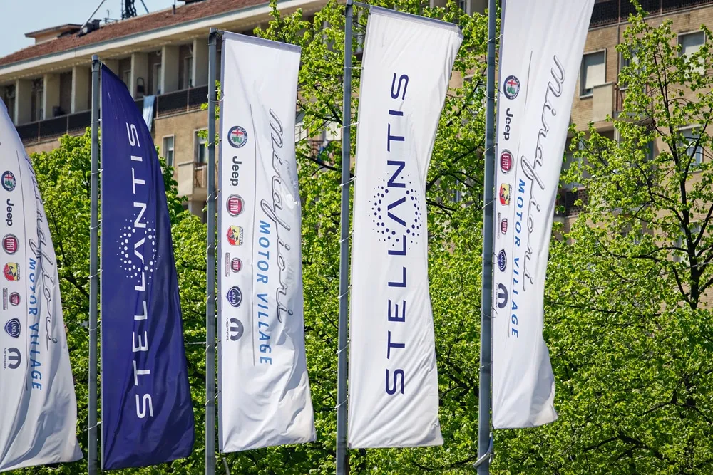 Stellantis, consegne in calo dell’1% nel terzo trimestre: boom dei Bev in Europa, frenano Nord America e Turchia