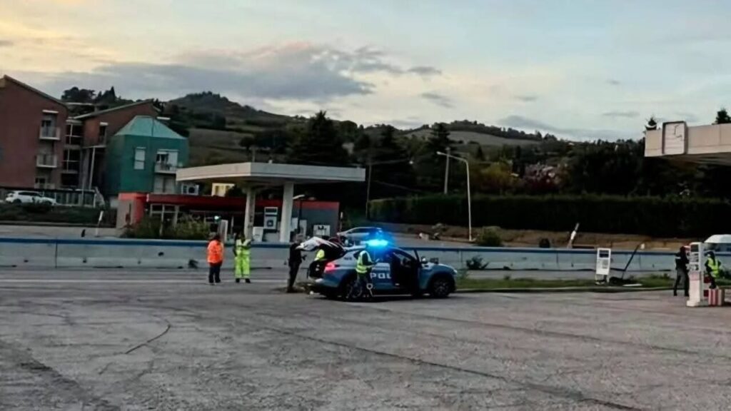 Poliziotto morto sull'E45, ecco la dinamica dell'incidente nell'area di servizio: il conducente del suv è indagato