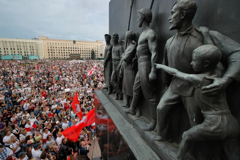 I sostenitori dell'opposizione bielorussa si riuniscono per una manifestazione di protesta davanti al palazzo del governo in Piazza Indipendenza a Minsk, Bielorussia, il 18 agosto 2020