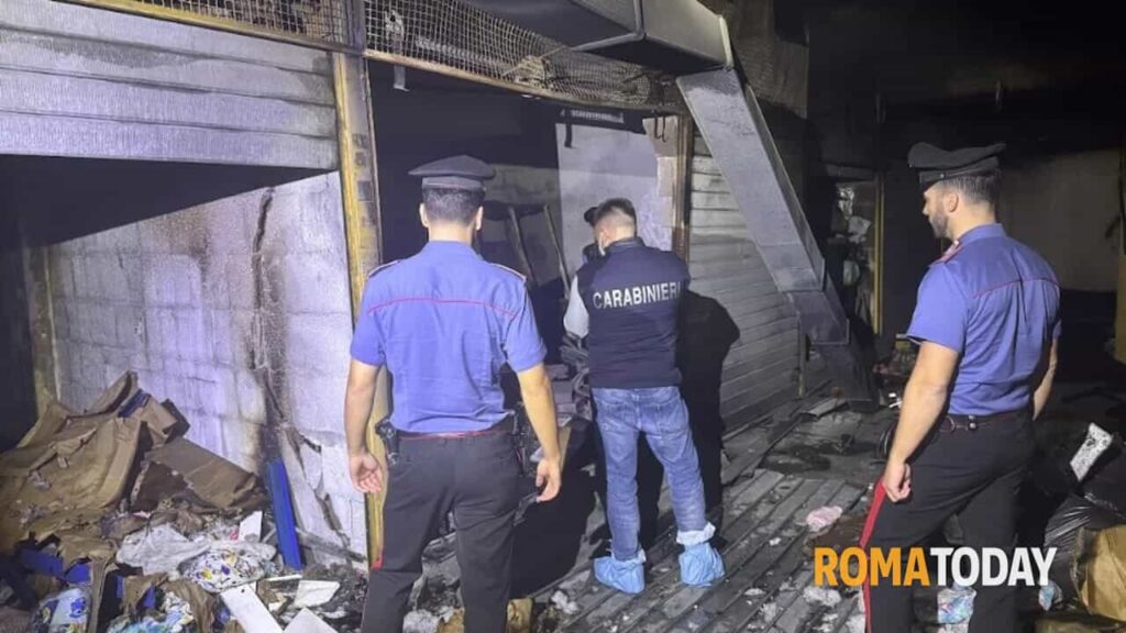 Esplosione a Cinecittà: incendio in quattro box auto in via Pelizzi Esplosione a Cinecittà: incendio in quattro box auto in via Pelizzi