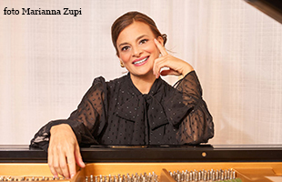 La pianista, matematica e divulgatrice Ingrid Carbone porta la “conversazione-concerto” in Finlandia La pianista, matematica e divulgatrice Ingrid Carbone porta la “conversazione-concerto” in Finlandia