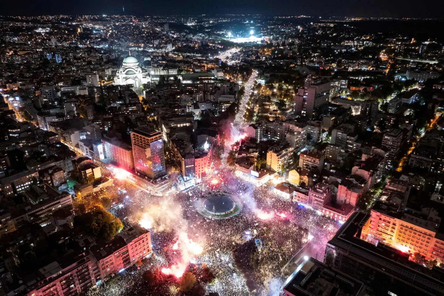 La Serbia vota mentre gli studenti cercano di estromettere Vucic nelle elezioni anticipate La Serbia vota mentre gli studenti cercano di estromettere Vucic nelle elezioni anticipate