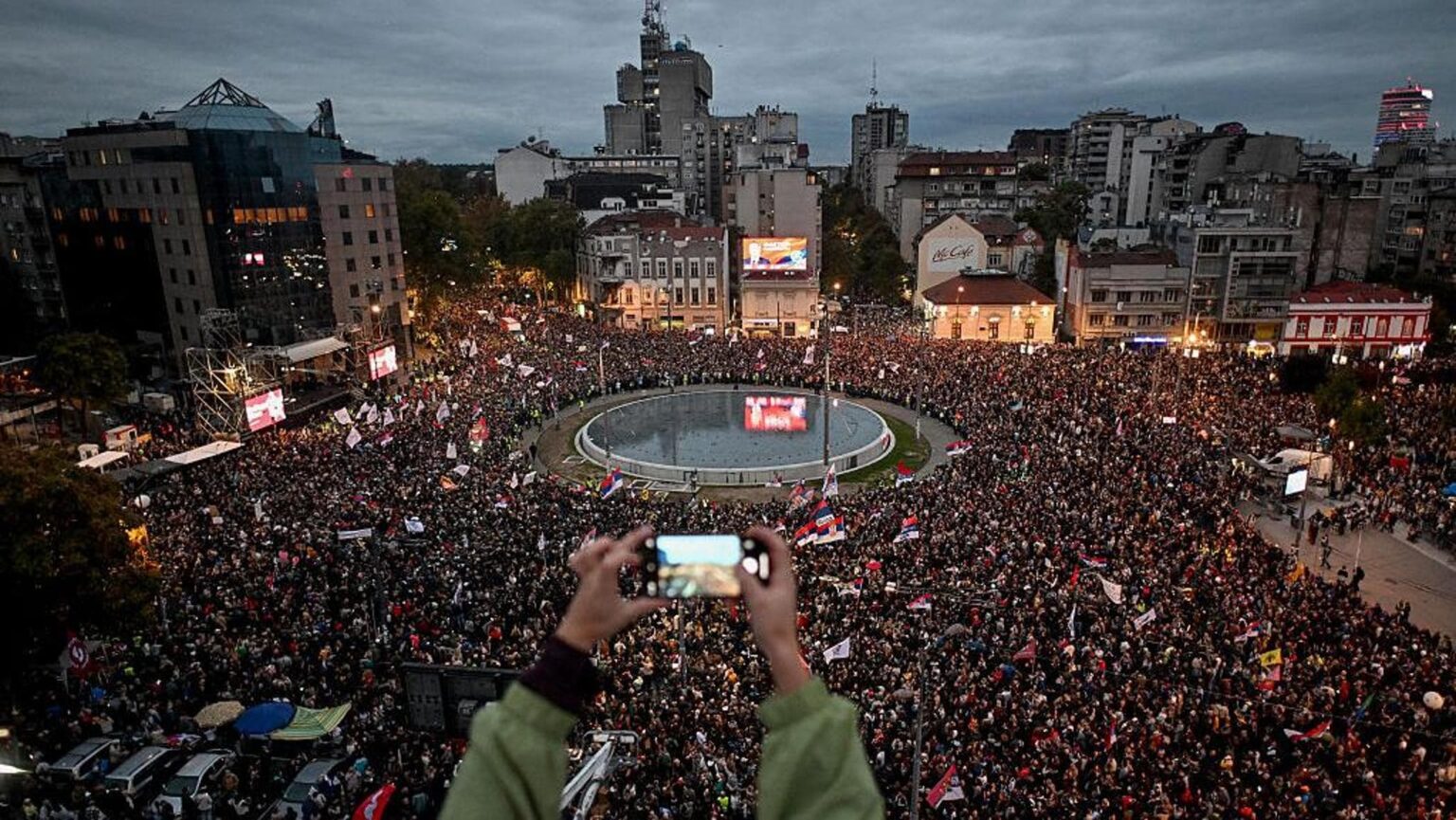Dalle piazze alle urne, gli studenti sfidano Vucic. In Serbia sale la tensione alla vigilia del voto Dalle piazze alle urne, gli studenti sfidano Vucic. In Serbia sale la tensione alla vigilia del voto