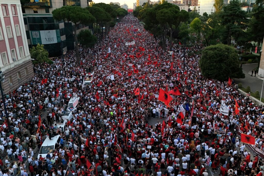 ALBANIA: CRESCONO LE MOBILITAZIONI A TIRANA. L’OMBRA DELLA COMPLICITÀ INTERNAZIONALE NELLA REPRESSIONE DEL DISSENSO – Radio Onda d`Urto ALBANIA: CRESCONO LE MOBILITAZIONI A TIRANA. L’OMBRA DELLA COMPLICITÀ INTERNAZIONALE NELLA REPRESSIONE DEL DISSENSO – Radio Onda d`Urto