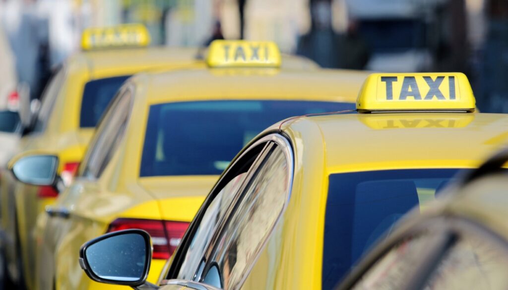 Dopo i camionisti protestano i taxi: cosa chiedono al Governo sul caro gasolio