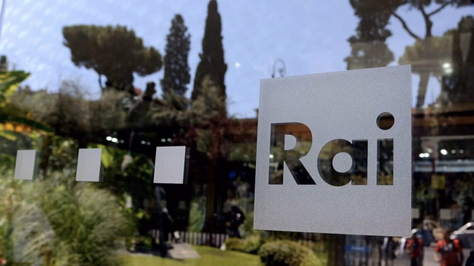 In Ungheria e Serbia le Tv di Stato si scusano per anni di bugie, in Italia la Rai resta schiava di chi governa