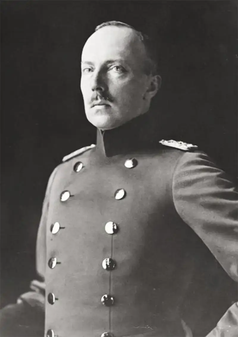 Cognato del Kaiser, il principe Federico d’Assia (nell’immagine) fu eletto re di Finlandia dal Parlamento per rafforzare i legami con la Germania
