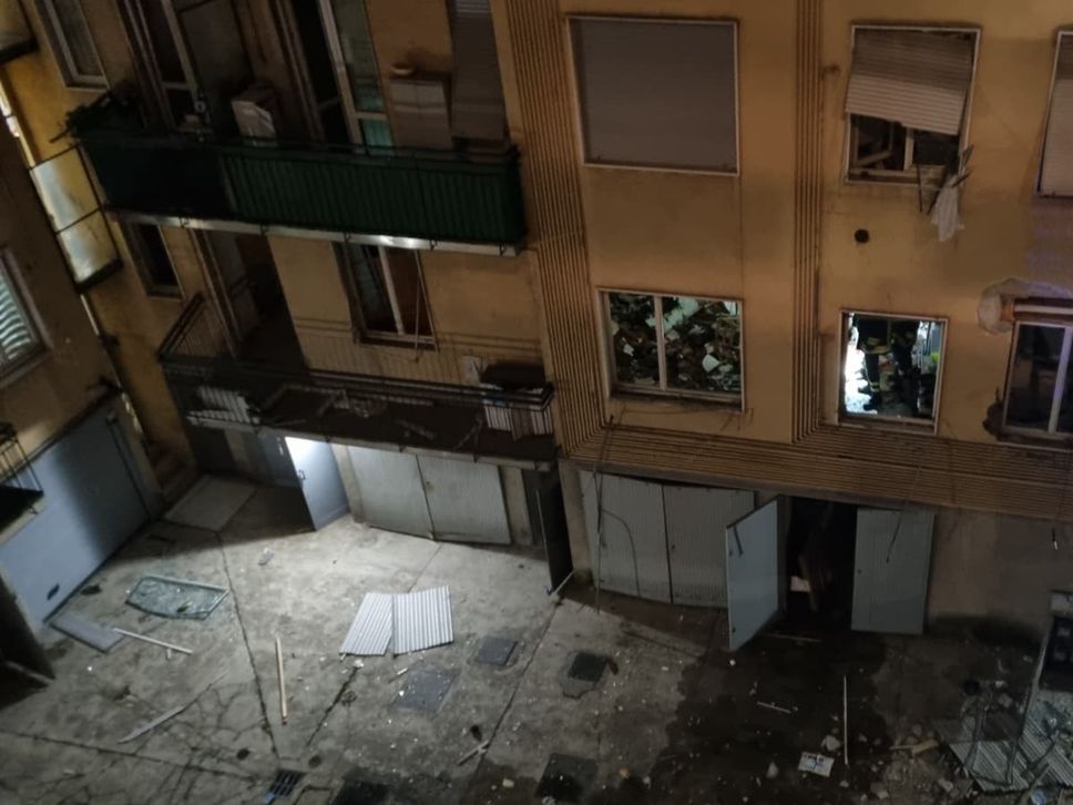 Il retro della palazzina esplosa Esplosione a Bergamo, un boato scuote Borgo Santa Caterina: due feriti gravissimi, 40 sfollati - Foto e video