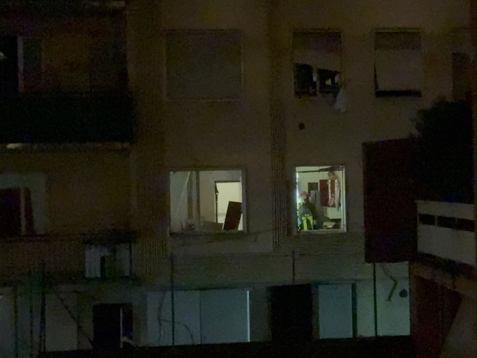 I Vigili del fuoco all’interno dell'appartamento Esplosione a Bergamo, un boato scuote Borgo Santa Caterina: due feriti gravissimi, 40 sfollati - Foto e video