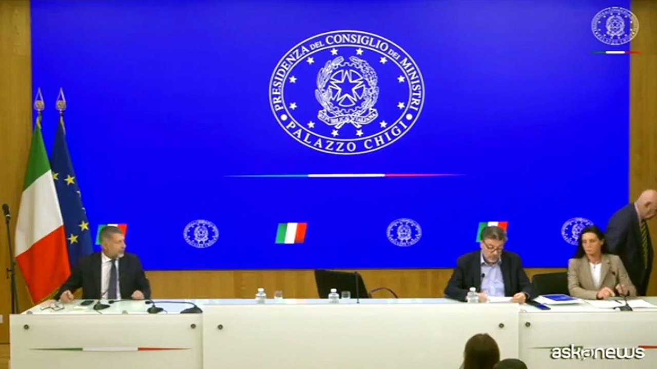 Manovra, Lega a nervi tesi. Borghi sconfessa Giorgetti: “Serve coraggio. Meloni se ne freghi del patto Ue, priorità a Quota 64 e flat tax”