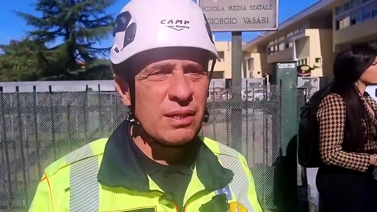 Falsi allarmi bomba nelle scuole, evacuati istituti a Lucca, Arezzo e Padova. Il giallo: centinaia di casi anche in Irlanda del Nord, Scozia, Ungheria e Serbia